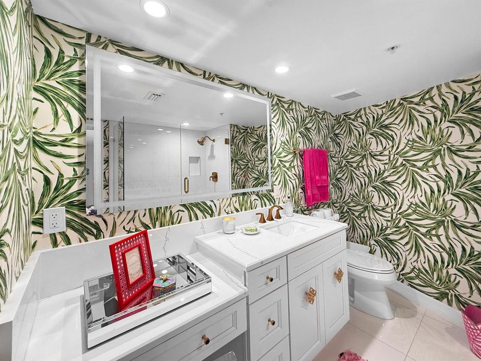 Main Bathroom w Large Shower
