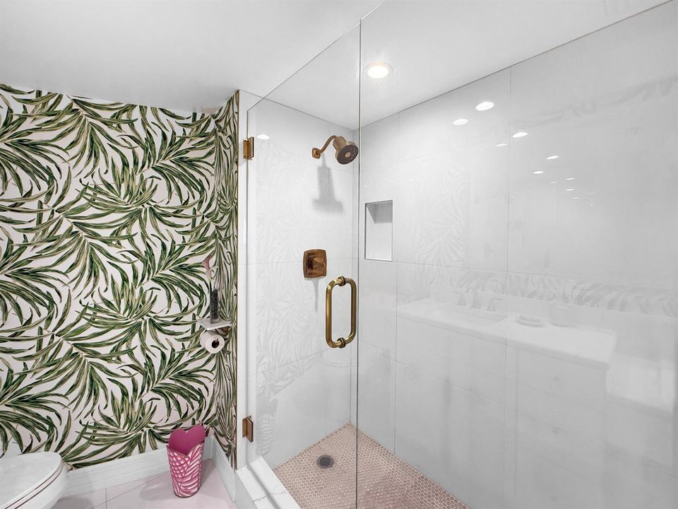 Main Bathroom w Large Shower