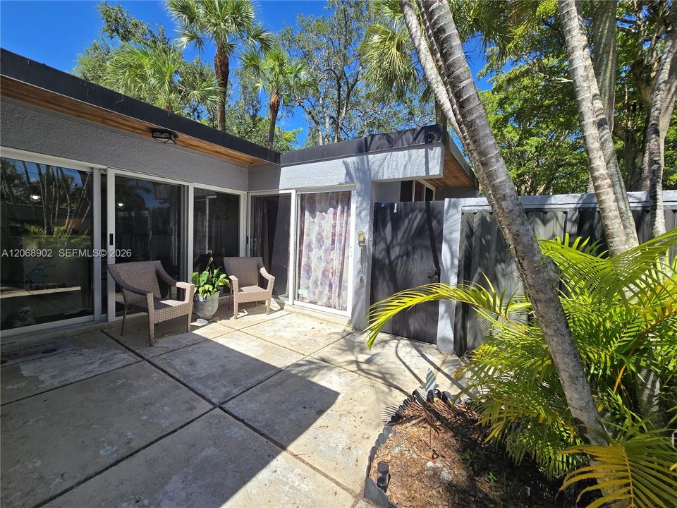For Sale: $390,000 (1 beds, 2 baths, 792 Square Feet)