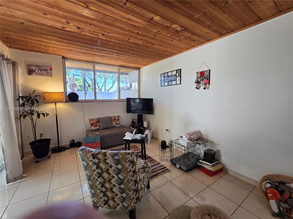 For Sale: $390,000 (1 beds, 2 baths, 792 Square Feet)