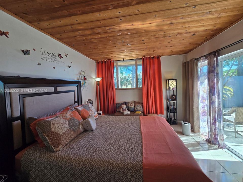 For Sale: $390,000 (1 beds, 2 baths, 792 Square Feet)