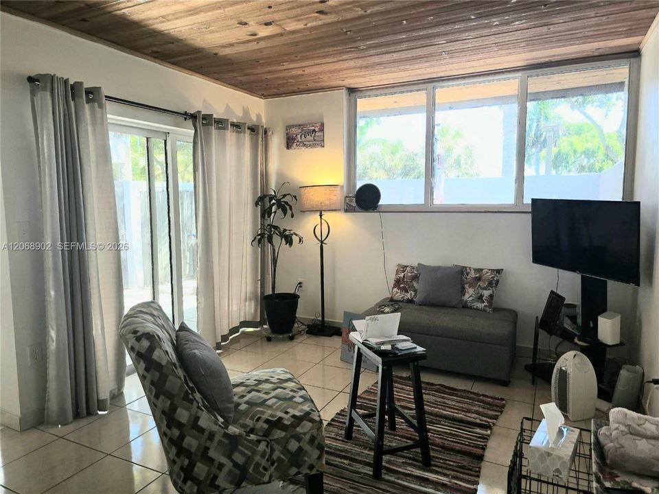 For Sale: $390,000 (1 beds, 2 baths, 792 Square Feet)