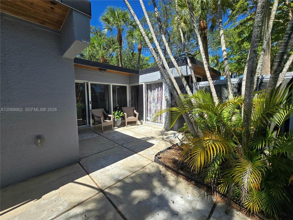 For Sale: $390,000 (1 beds, 2 baths, 792 Square Feet)