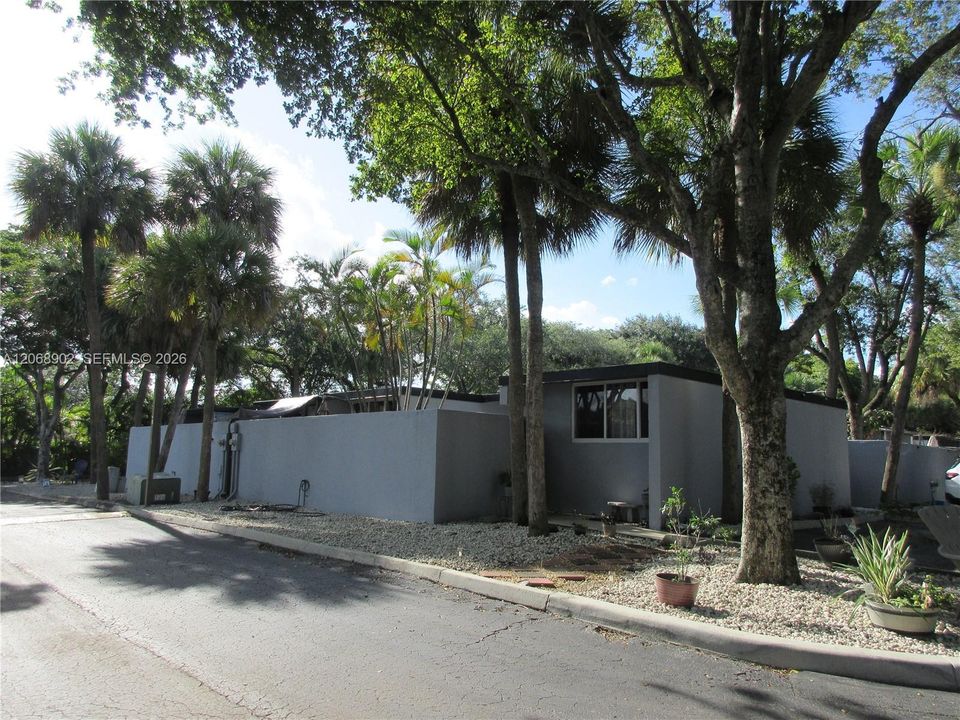 For Sale: $390,000 (1 beds, 2 baths, 792 Square Feet)