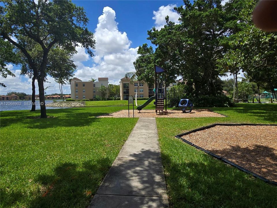For Sale: $390,000 (1 beds, 2 baths, 792 Square Feet)