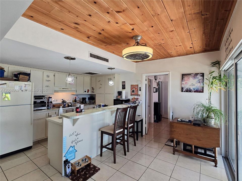 For Sale: $390,000 (1 beds, 2 baths, 792 Square Feet)