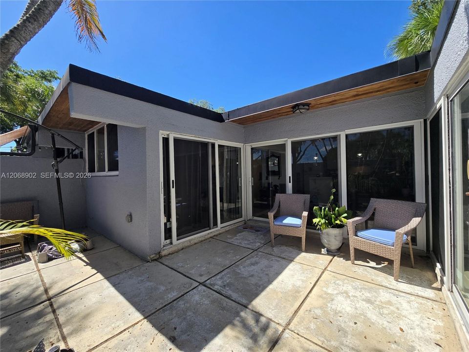 For Sale: $390,000 (1 beds, 2 baths, 792 Square Feet)