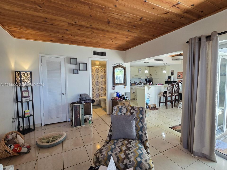 For Sale: $390,000 (1 beds, 2 baths, 792 Square Feet)