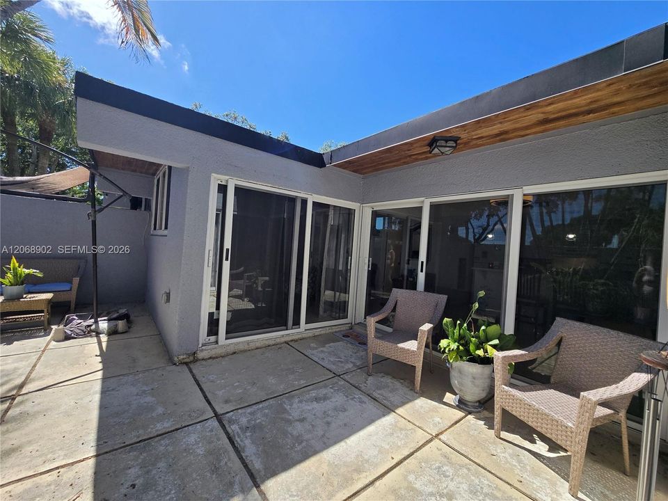 For Sale: $390,000 (1 beds, 2 baths, 792 Square Feet)