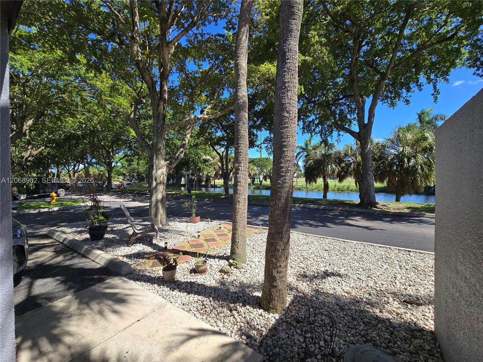 For Sale: $390,000 (1 beds, 2 baths, 792 Square Feet)