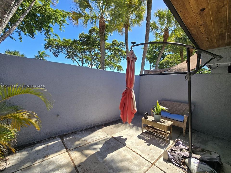 For Sale: $390,000 (1 beds, 2 baths, 792 Square Feet)