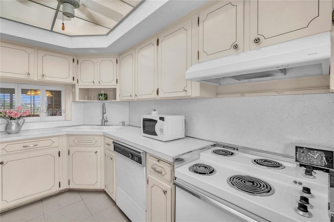 For Sale: $230,000 (2 beds, 2 baths, 1020 Square Feet)