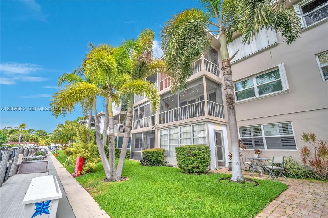 For Sale: $230,000 (2 beds, 2 baths, 1020 Square Feet)