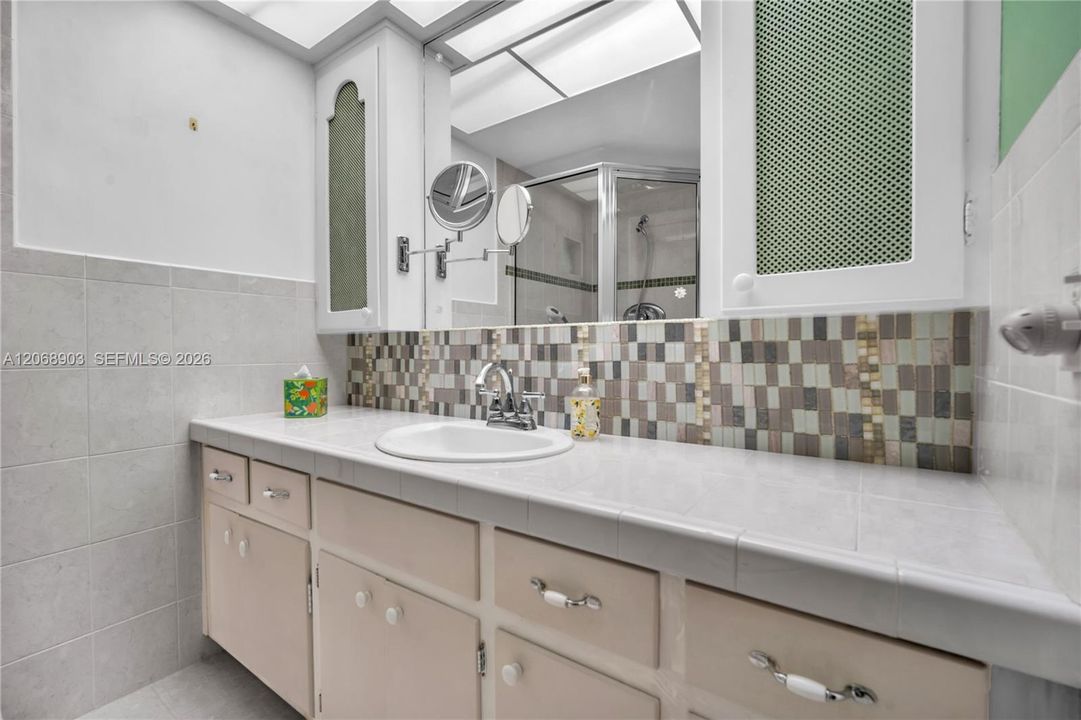 For Sale: $230,000 (2 beds, 2 baths, 1020 Square Feet)