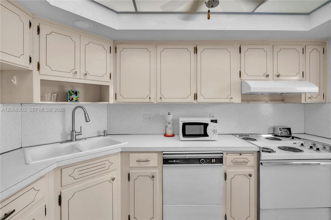 For Sale: $230,000 (2 beds, 2 baths, 1020 Square Feet)