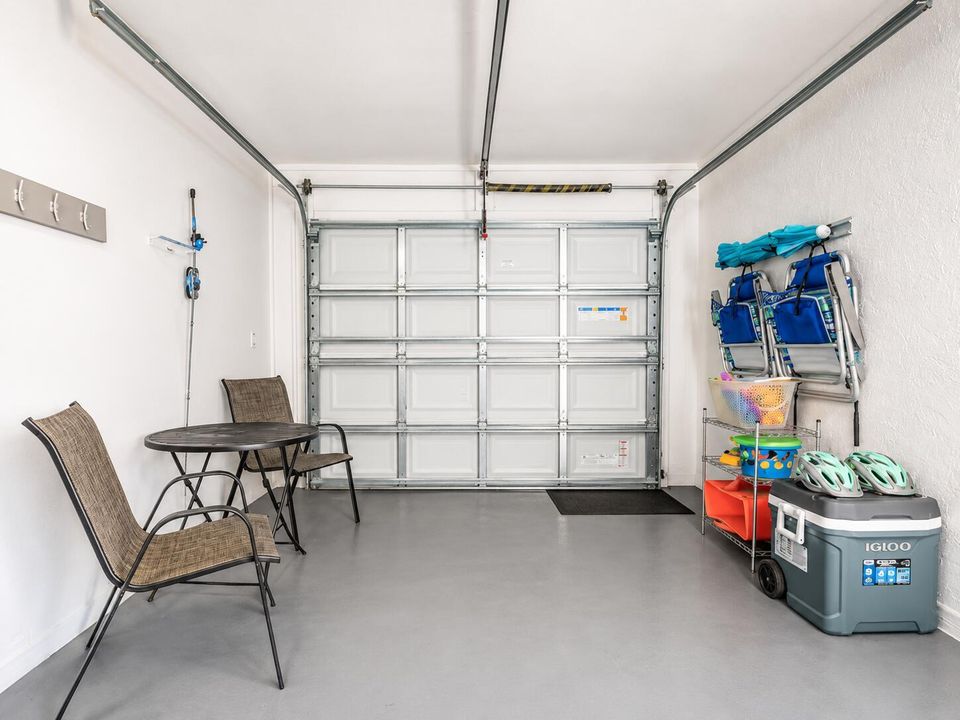 One car garage, CLEAN!