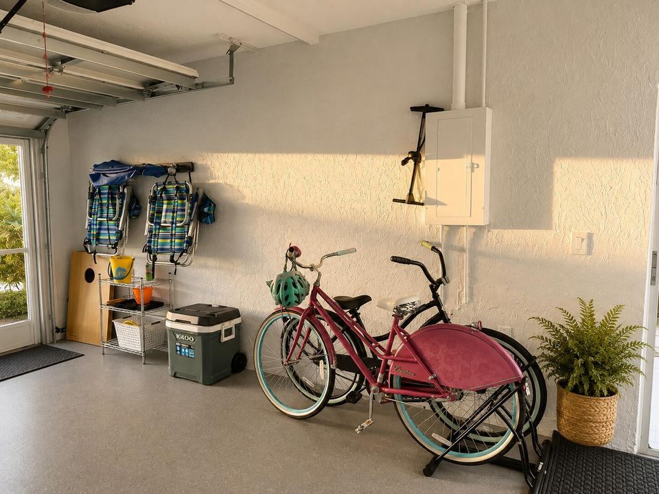 Garage + Florida Toys included