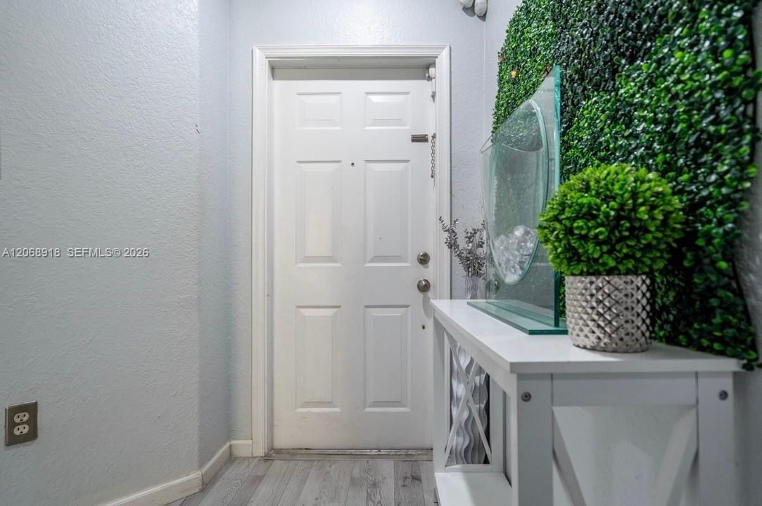 For Sale: $347,900 (2 beds, 2 baths, 1037 Square Feet)