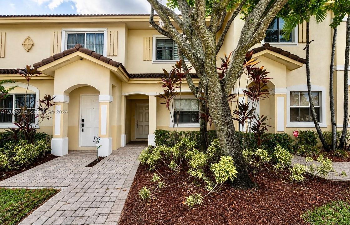 For Sale: $347,900 (2 beds, 2 baths, 1037 Square Feet)