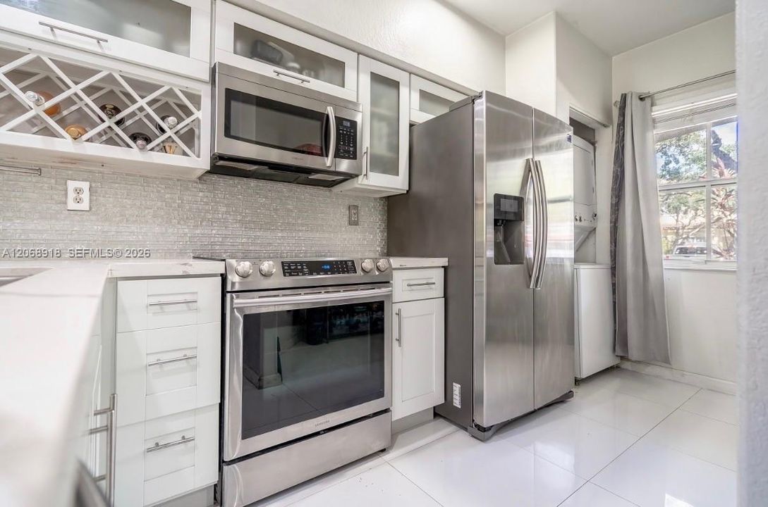For Sale: $347,900 (2 beds, 2 baths, 1037 Square Feet)