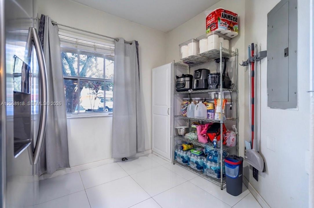 For Sale: $347,900 (2 beds, 2 baths, 1037 Square Feet)