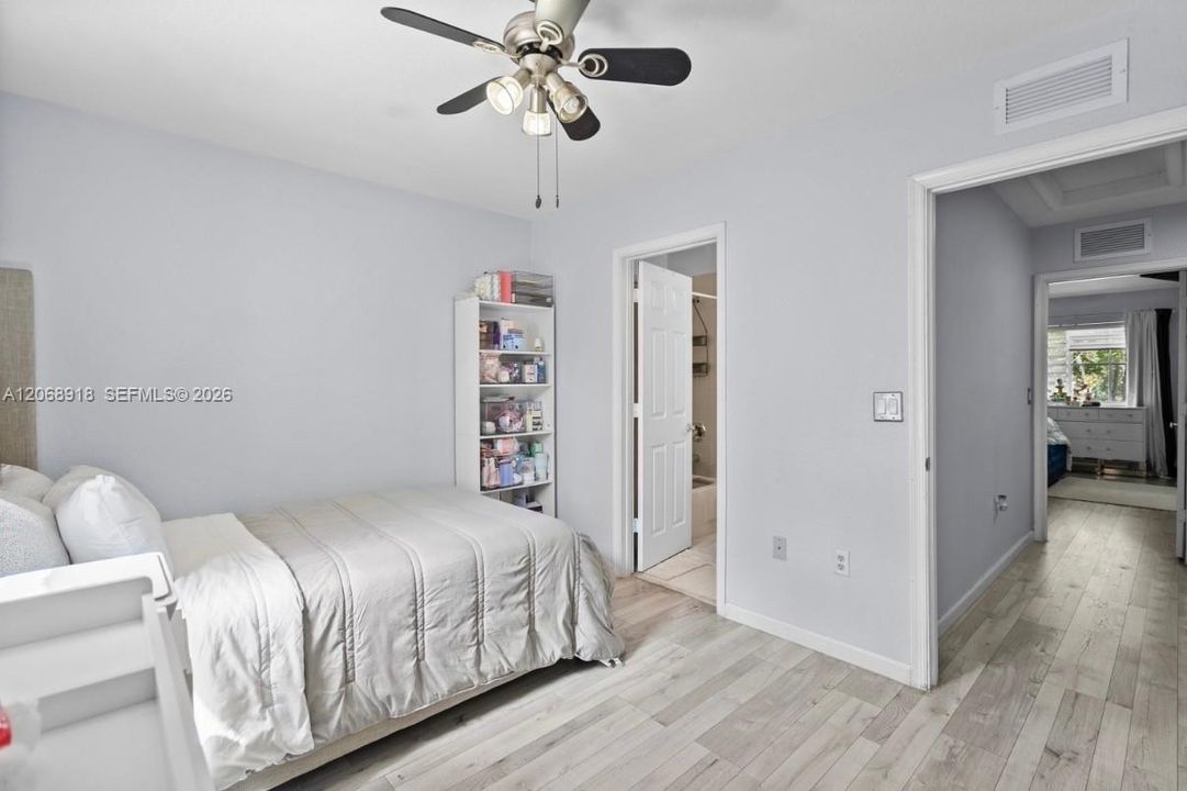 For Sale: $347,900 (2 beds, 2 baths, 1037 Square Feet)
