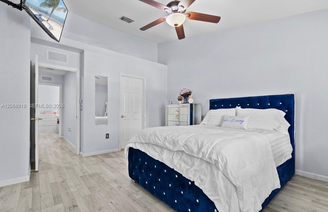 For Sale: $347,900 (2 beds, 2 baths, 1037 Square Feet)