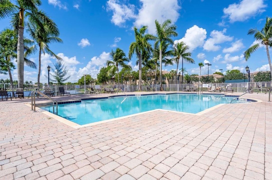 For Sale: $347,900 (2 beds, 2 baths, 1037 Square Feet)