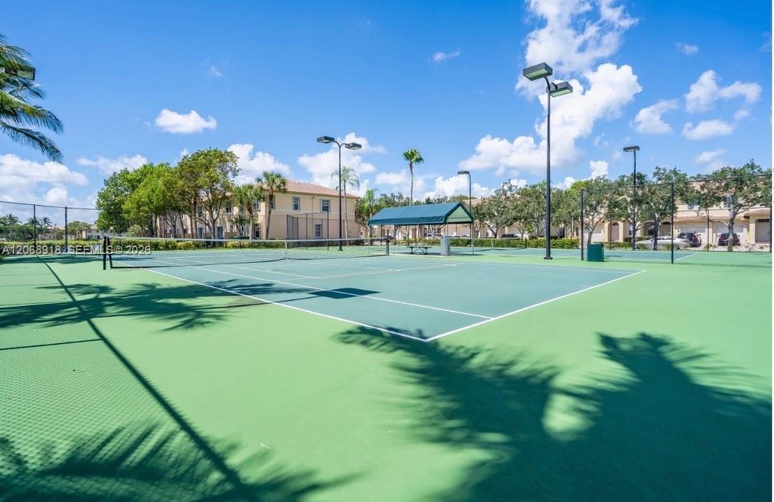 For Sale: $347,900 (2 beds, 2 baths, 1037 Square Feet)