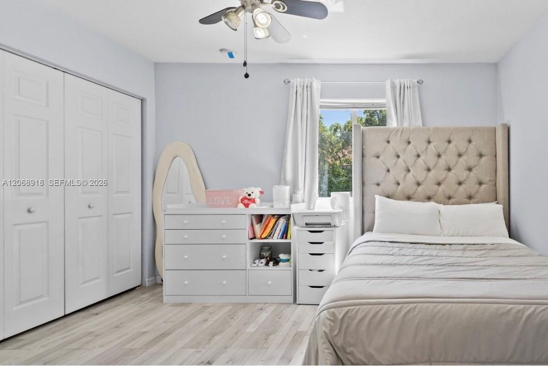 For Sale: $347,900 (2 beds, 2 baths, 1037 Square Feet)