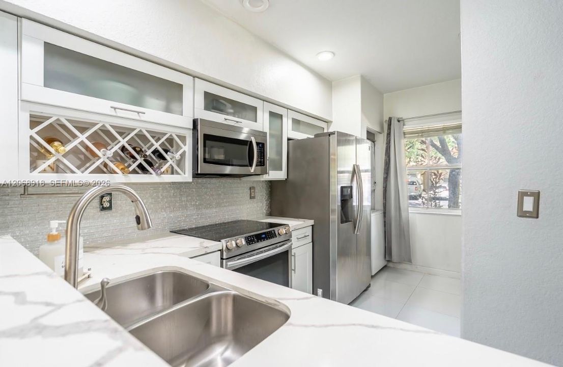 For Sale: $347,900 (2 beds, 2 baths, 1037 Square Feet)