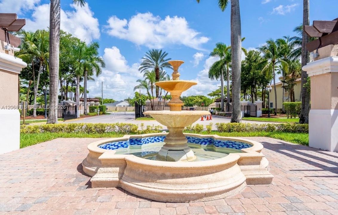 For Sale: $347,900 (2 beds, 2 baths, 1037 Square Feet)