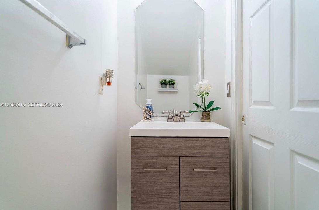 For Sale: $347,900 (2 beds, 2 baths, 1037 Square Feet)