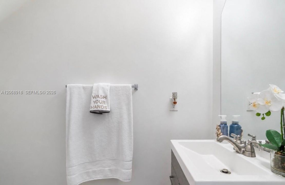 For Sale: $347,900 (2 beds, 2 baths, 1037 Square Feet)