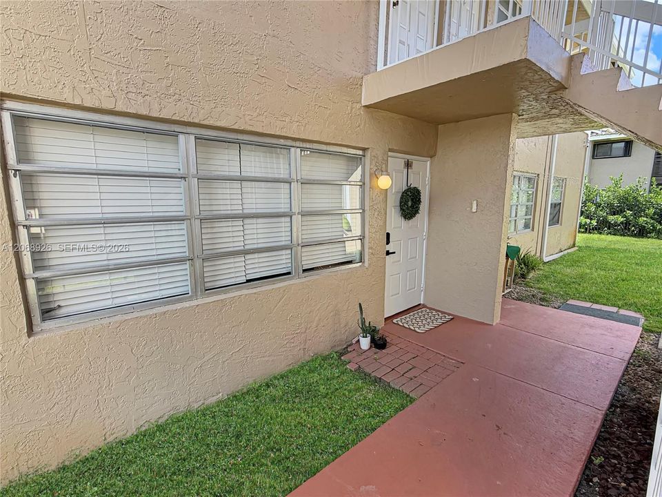 For Sale: $175,000 (2 beds, 2 baths, 768 Square Feet)