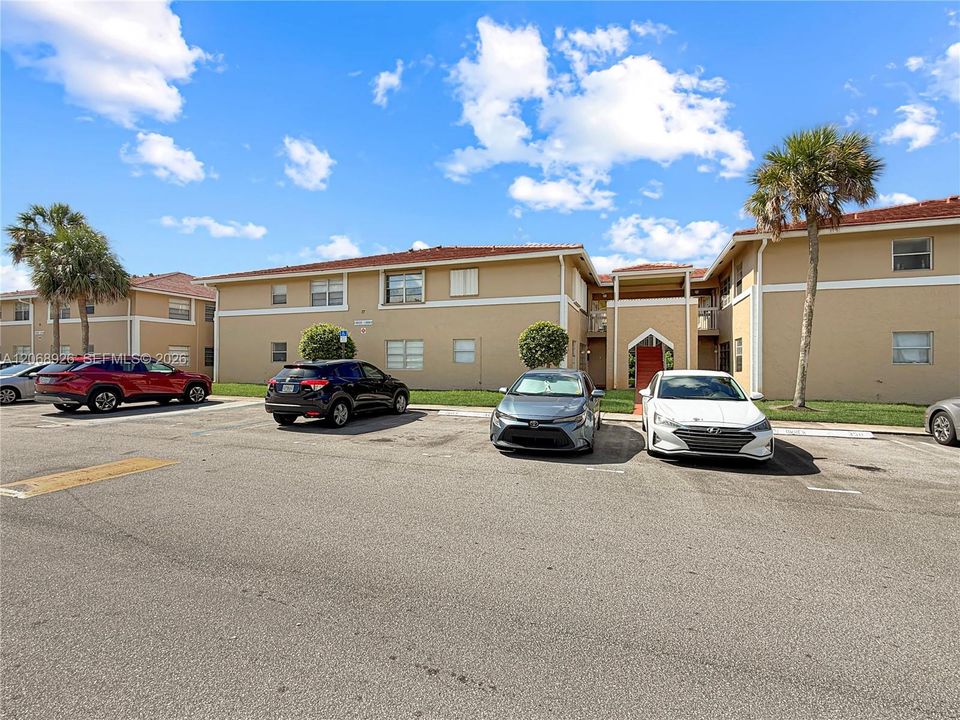 For Sale: $175,000 (2 beds, 2 baths, 768 Square Feet)