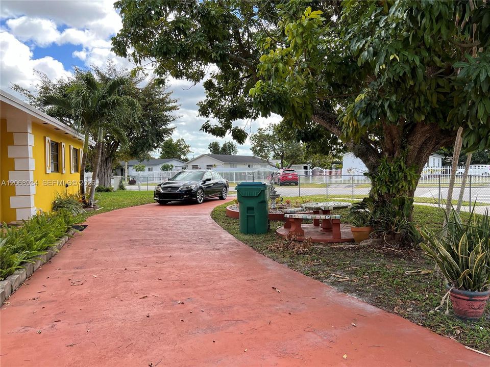For Sale: $555,000 (4 beds, 1 baths, 1390 Square Feet)