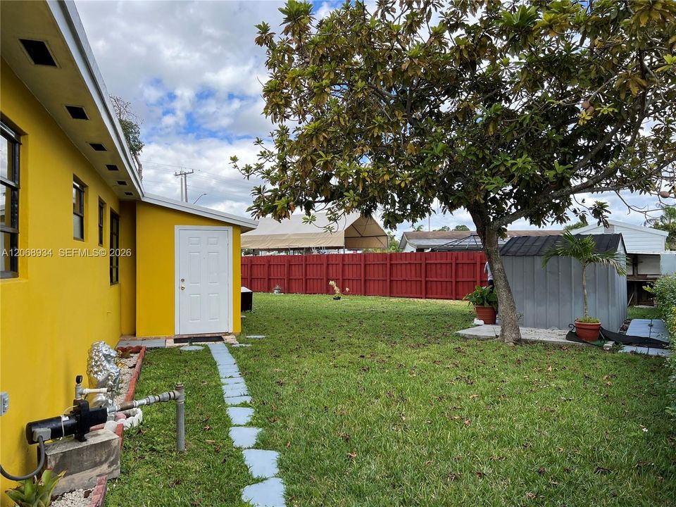 For Sale: $555,000 (4 beds, 1 baths, 1390 Square Feet)