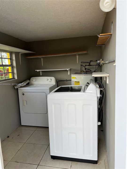 For Sale: $555,000 (4 beds, 1 baths, 1390 Square Feet)