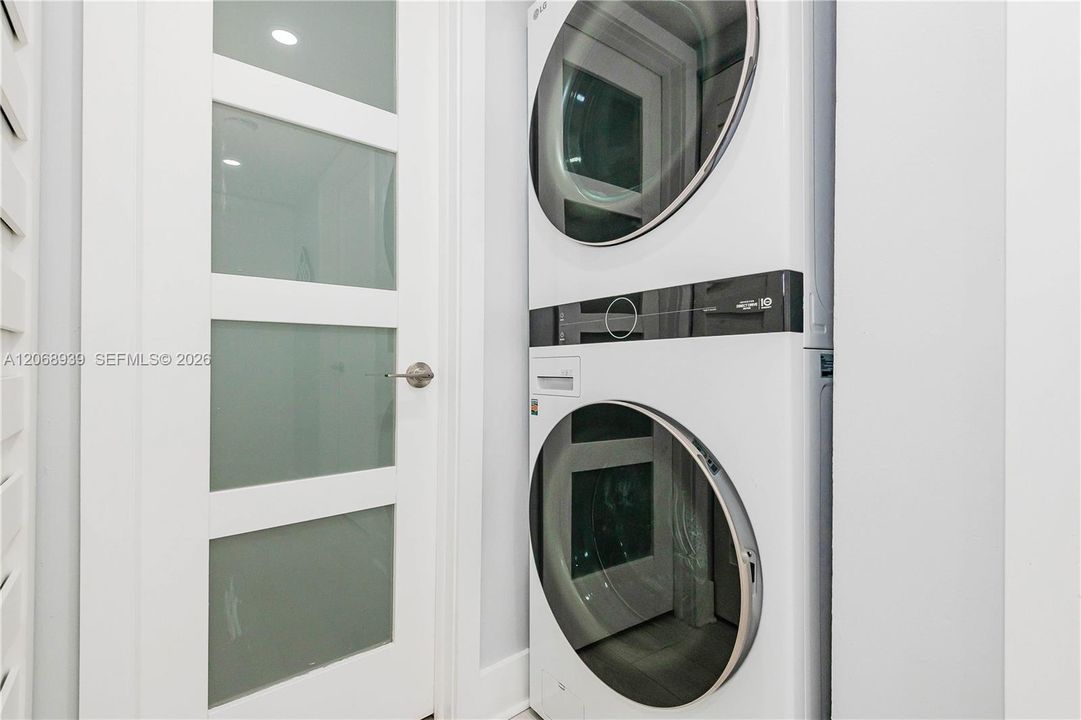 For Sale: $305,000 (2 beds, 2 baths, 1050 Square Feet)