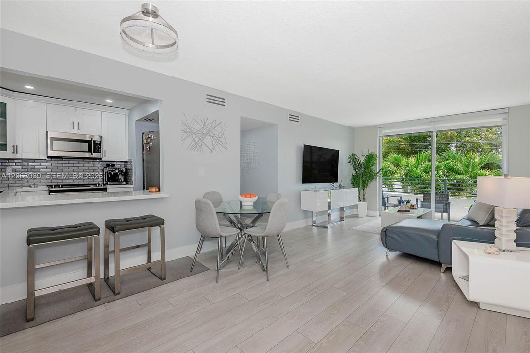 For Sale: $305,000 (2 beds, 2 baths, 1050 Square Feet)