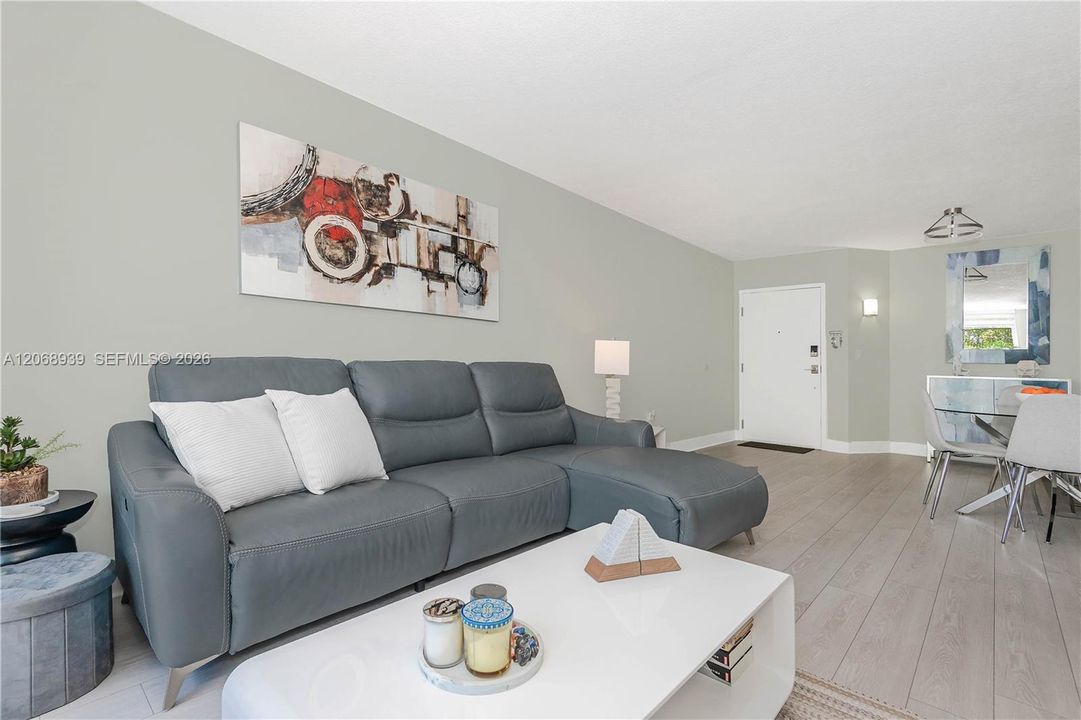For Sale: $305,000 (2 beds, 2 baths, 1050 Square Feet)