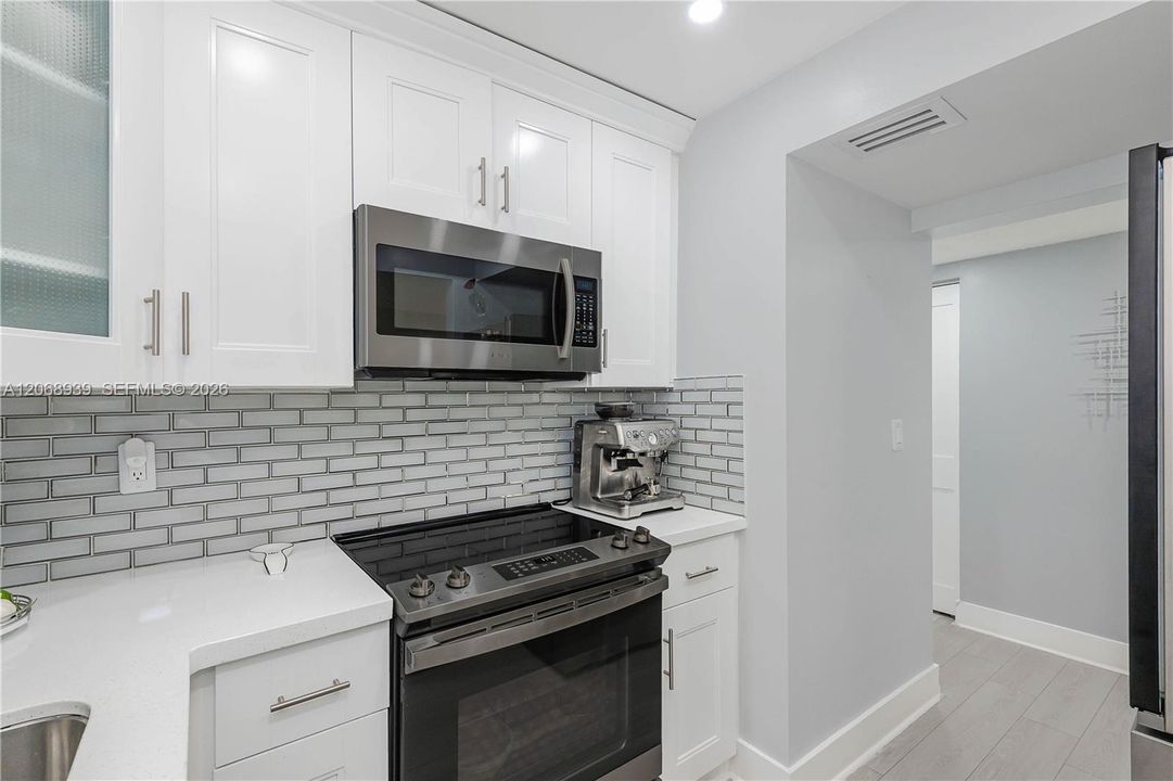 For Sale: $305,000 (2 beds, 2 baths, 1050 Square Feet)