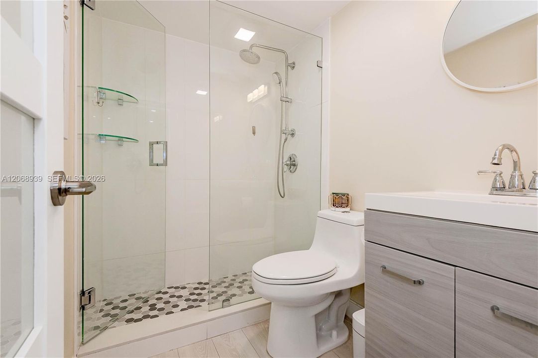For Sale: $305,000 (2 beds, 2 baths, 1050 Square Feet)