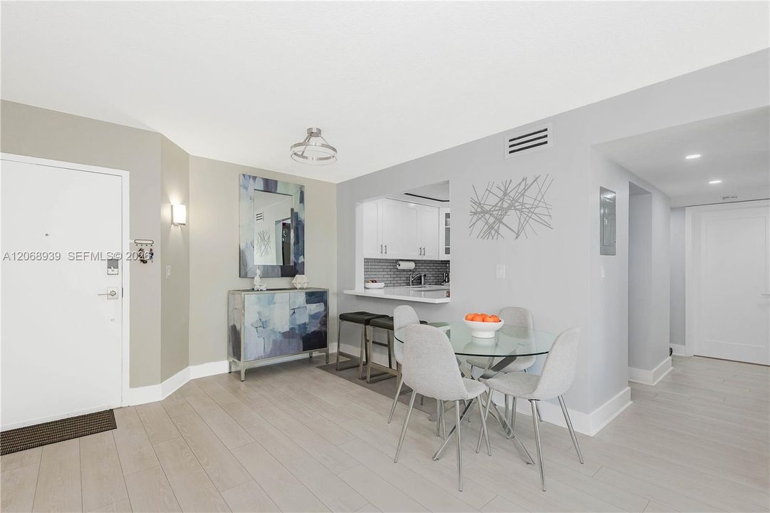For Sale: $305,000 (2 beds, 2 baths, 1050 Square Feet)