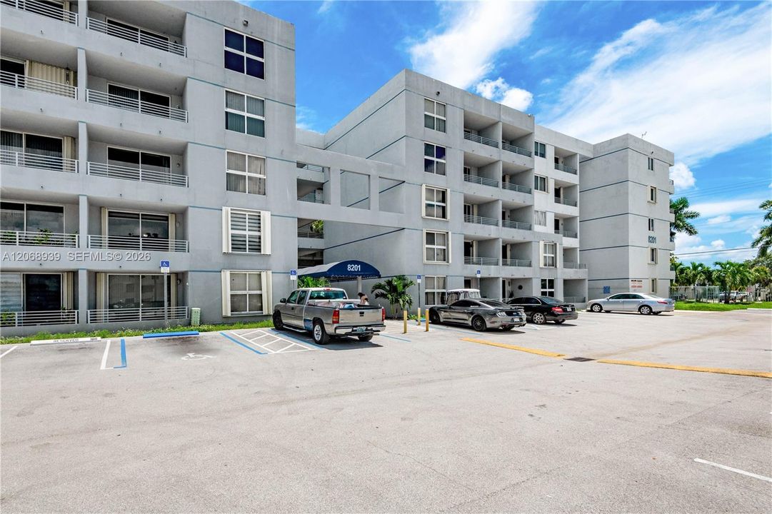 For Sale: $305,000 (2 beds, 2 baths, 1050 Square Feet)