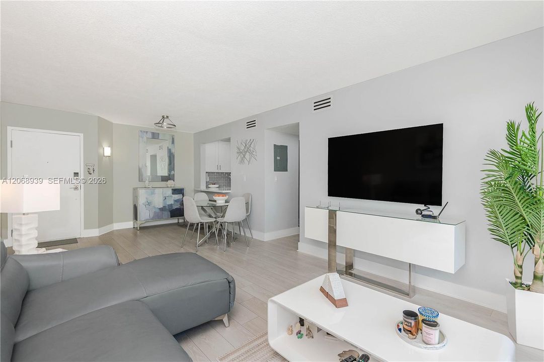 For Sale: $305,000 (2 beds, 2 baths, 1050 Square Feet)