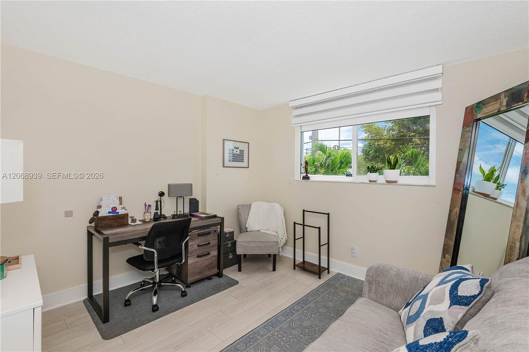 For Sale: $305,000 (2 beds, 2 baths, 1050 Square Feet)