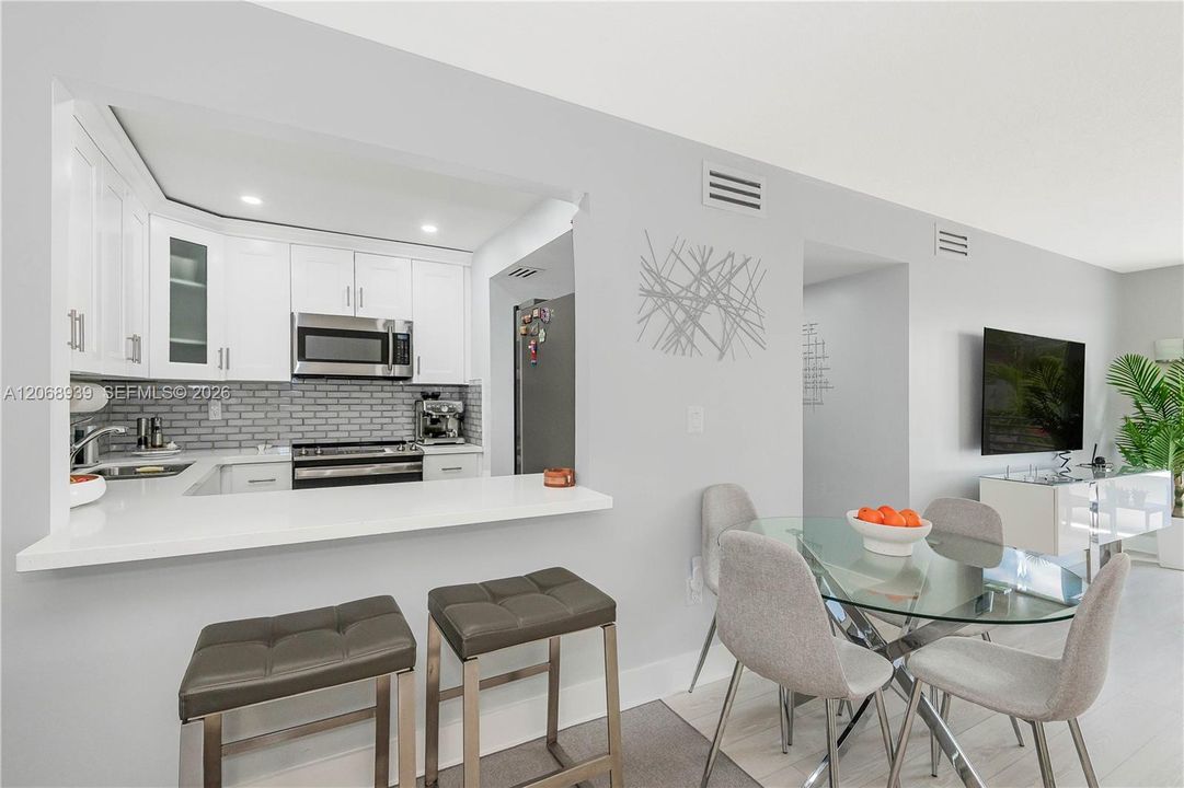 For Sale: $305,000 (2 beds, 2 baths, 1050 Square Feet)