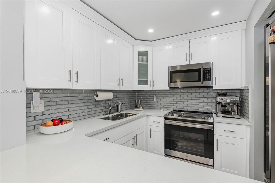 For Sale: $305,000 (2 beds, 2 baths, 1050 Square Feet)